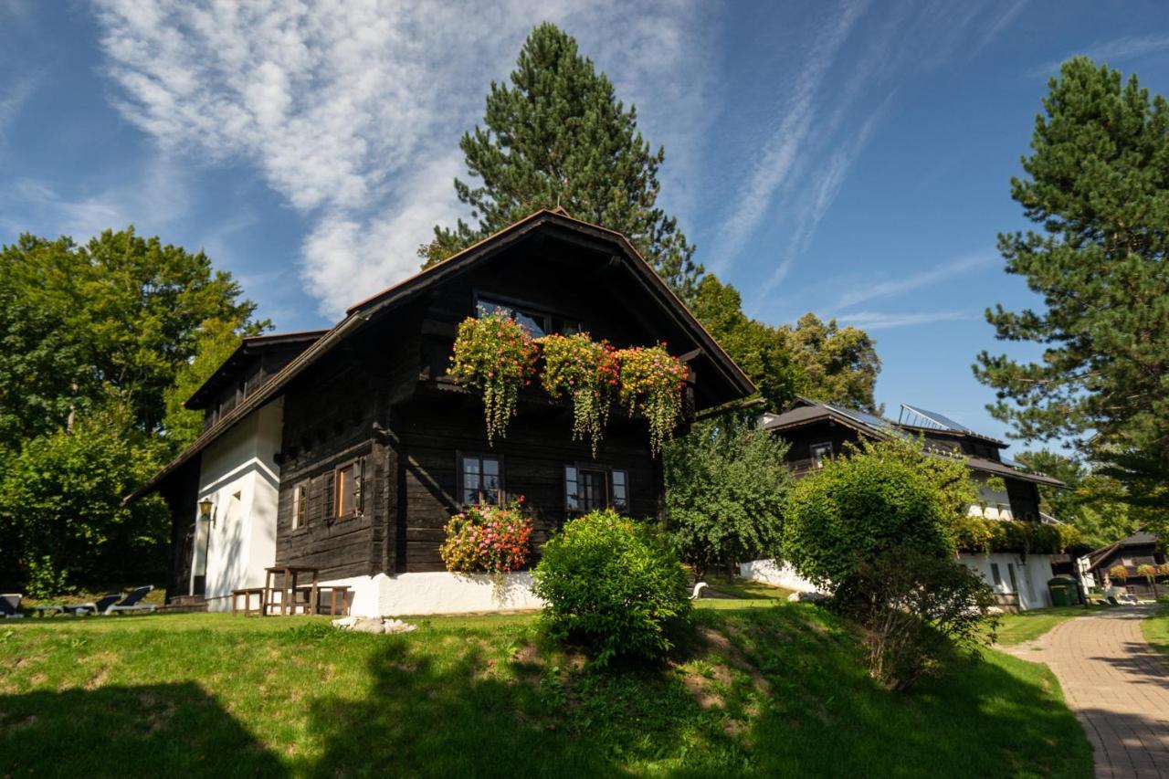 Naturel Hoteldorf Schoenleitn Latschach ober dem Faakersee Exterior photo